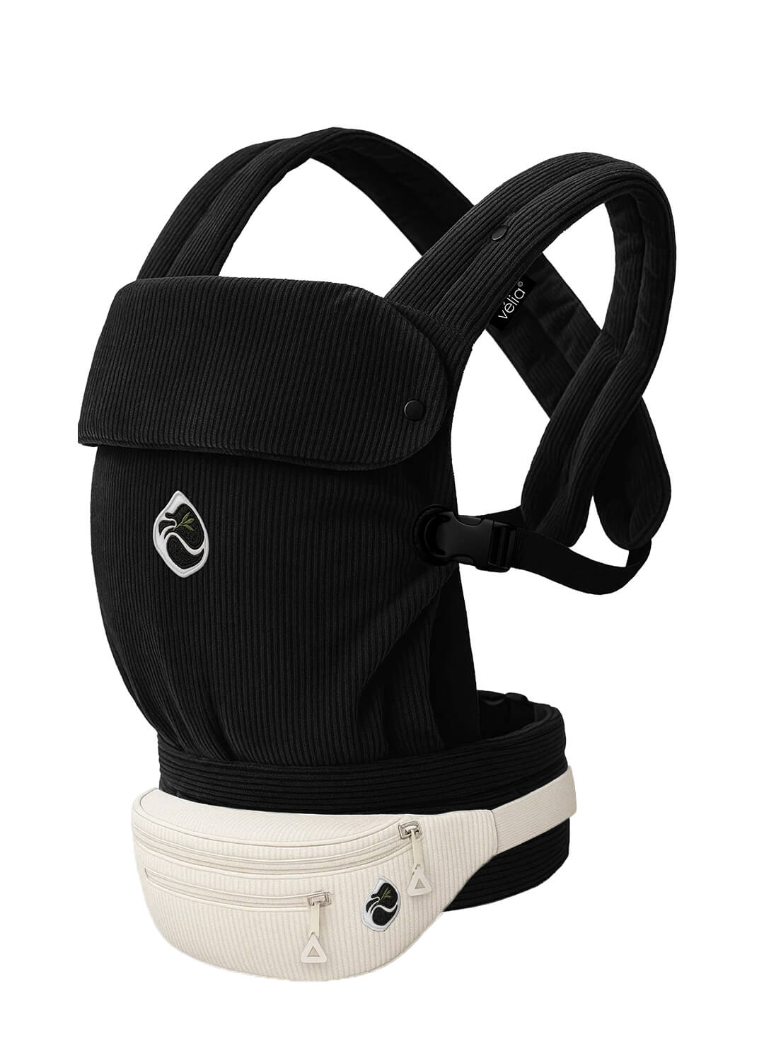 Velia Essenza Bag in Beige kombiniert mit der Nuvola Babytrage in Schwarz – luxuriöses Duo aus Cordstoff mit natürlichem Farbkontrast.