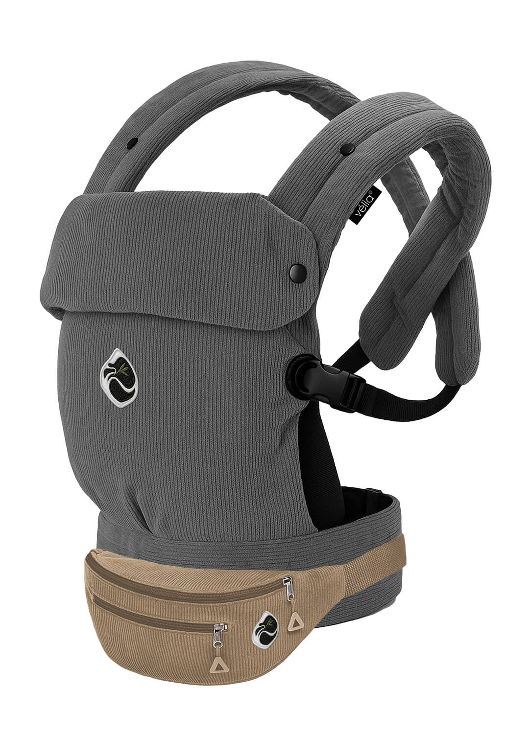 Velia Essenza Bag in Beige kombiniert mit der Nuvola Cord Babytrage in Gris Lune – natürliche Farbnuance in luxuriösem Corddesign.