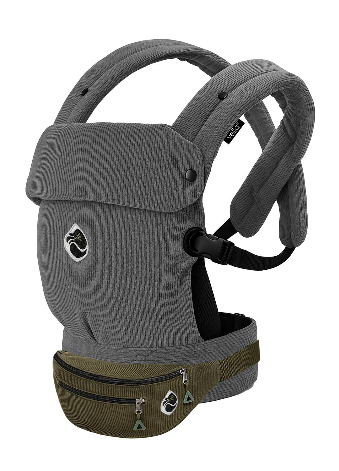 Velia Essenza Bag in Dunkelgrün kombiniert mit der Nuvola Cord Babytrage in Gris Lune – Grünton trifft auf zeitlose Eleganz.