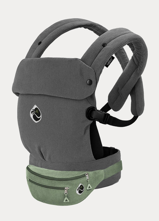 Velia Essenza Bag in Hellgrün vor grauem Hintergrund – elegante Cordtasche im Zusammenspiel mit der Nuvola Trage in Gris Lune.