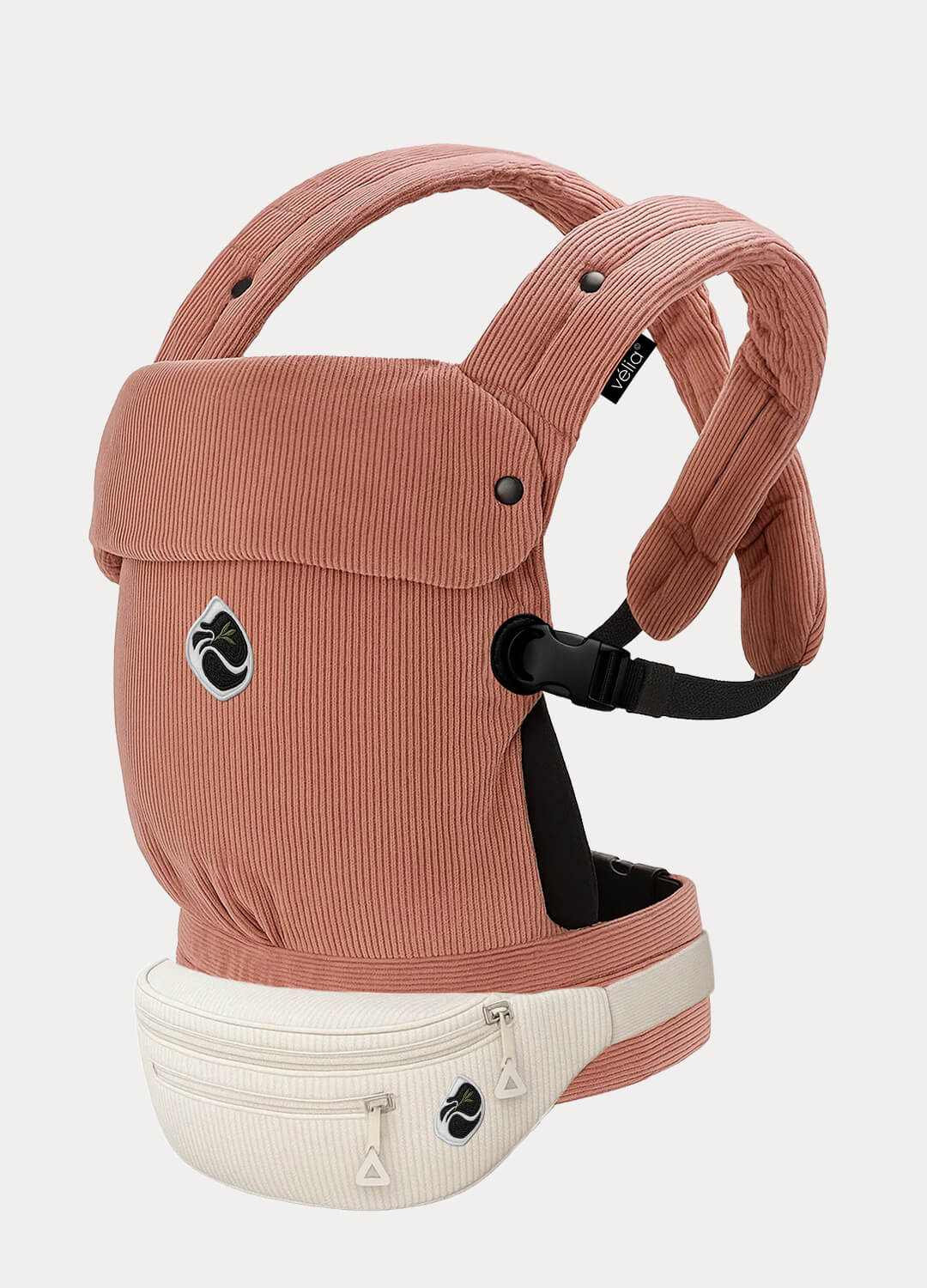 Velia Essenza Bag in Weiß vor grauem Hintergrund – luxuriöse Cordtasche, abgestimmt auf die Nuvola Babytrage in Rosé Muse.