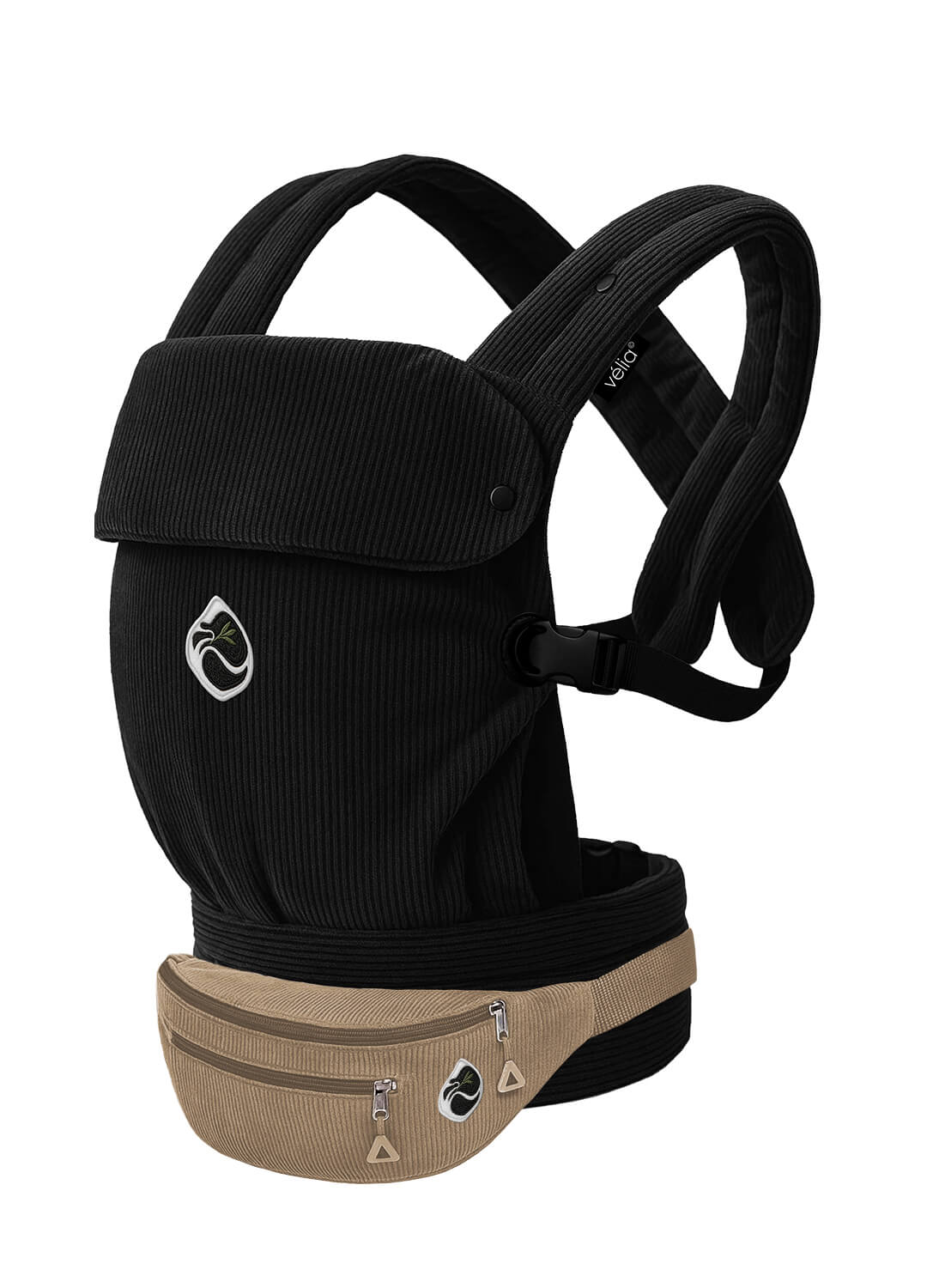 Velia Essenza Bag in Camel kombiniert mit der Nuvola Babytrage in Schwarz – stilvolle Kombination mit warmer Farbnuance und luxuriöser Textur.