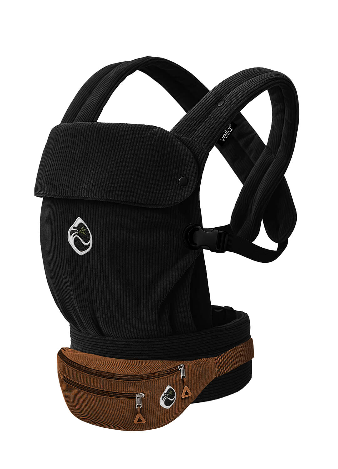 Velia Essenza Bag in Braun kombiniert mit der Nuvola Babytrage in Schwarz – warmer Erdtonton trifft auf elegantes Schwarz für einen modernen Couture-Look.
