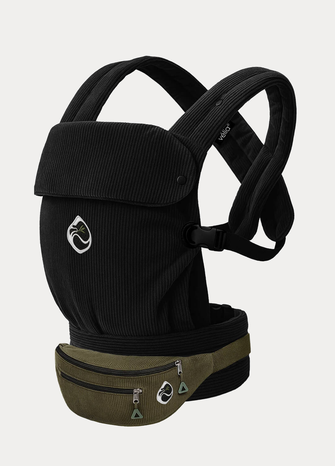 Velia Essenza Bag in Schwarz vor dunkelgrünem Hintergrund – luxuriöse Cordtasche mit ikonischem Markenlogo und eleganter Linienführung.