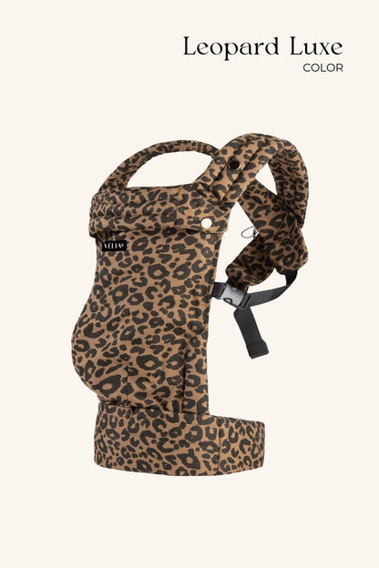 VÉLIA PURE Babytrage in Leopard Luxe – Trendiges, ergonomisches Design, ideal für stilbewusste Mütter, bequem und sicher für Babys
